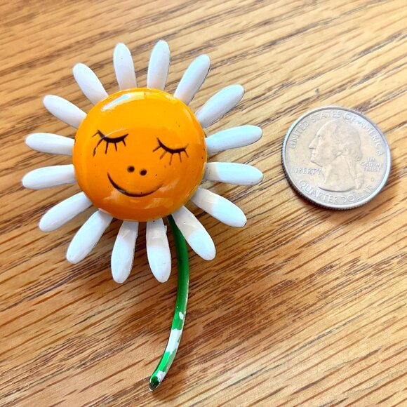 Vintage 1960s Enameled Metal Flower Daisy Brooch with Cartoon Face as is - Picture 10 of 11